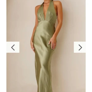 Olivgrön klänning från Billy J - Olivgrön klänning i silk material med en djup v-ringning och öppen rygg. Säljer för den är lite för kort för mig, den är oanvänd och har lappen kvar. Superfin och perfekt för speciella tillfällen som bröllop eller bal. Pris kan diskuteras:)