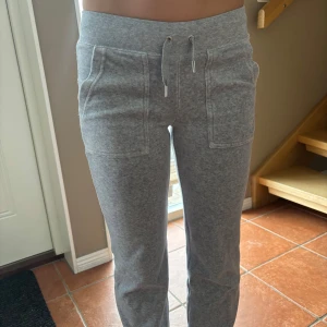 Ljusgrå juicy couture - Säljer mina ljusgrå juicy couture💕💕använda ca tre gånger och säljer för att de är för små. 