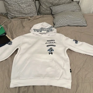Hoodrich hoodie - Hoodrich hoodie med loggor på, använd en gång. Perfekt skick. Fleece foder på insidan och bomull på insidan. Storlek M