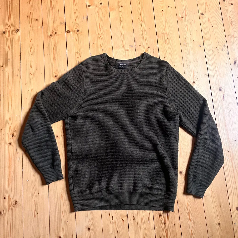 Säljer en olivgrön stickad tröja från Massimo Dutti. Tröjan har en klassisk rund hals och långa ärmar. Perfekt för kyligare dagar med sin mjuka och bekväma passform. Finns en lite fläck som man ser på bild 4 men kan säkert tvättas bort. Storlek M. Neuletakit & Villapaidat.