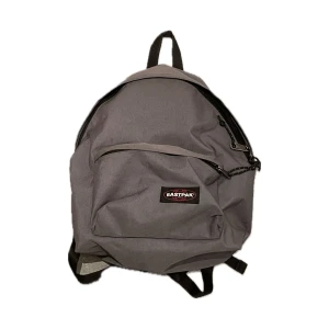 Grå ryggsäck från Eastpak - En grå ryggsäck från eastpack som inte används. Lite använd men inget man ser.