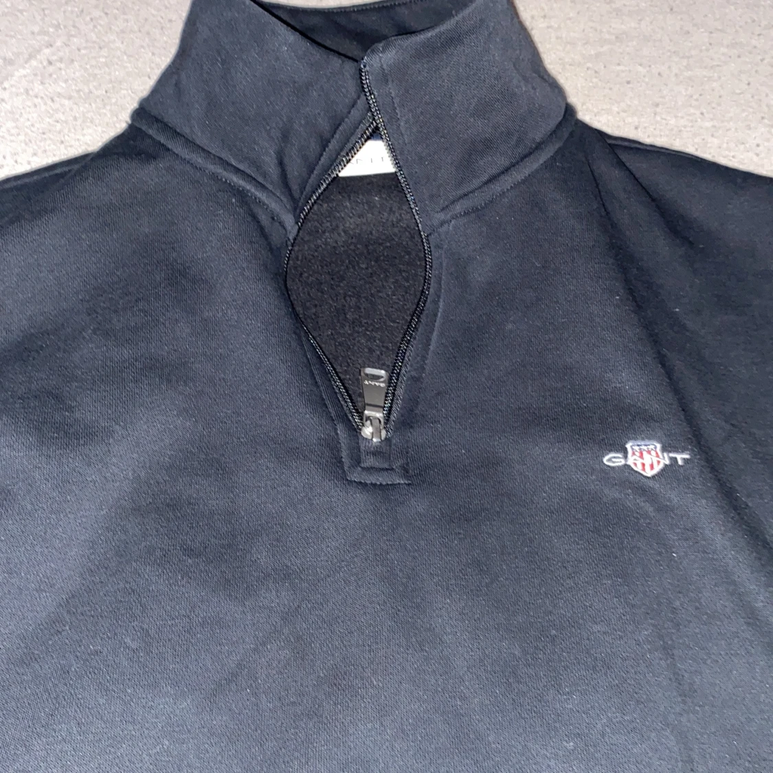 Svart tröja med dragkedja från GANT          öppen för byten !!!! - 90