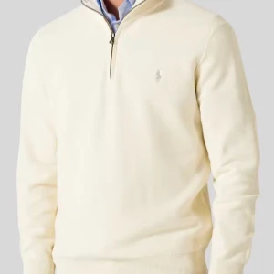 Vit tröja med dragkedja från Polo Ralph Lauren - Säljer en stilren vit tröja från Polo Ralph Lauren med halv dragkedja och broderad logga på bröstet. Perfekt för en avslappnad men ändå elegant look. Storlek M men passar bäst för de som har storlek L