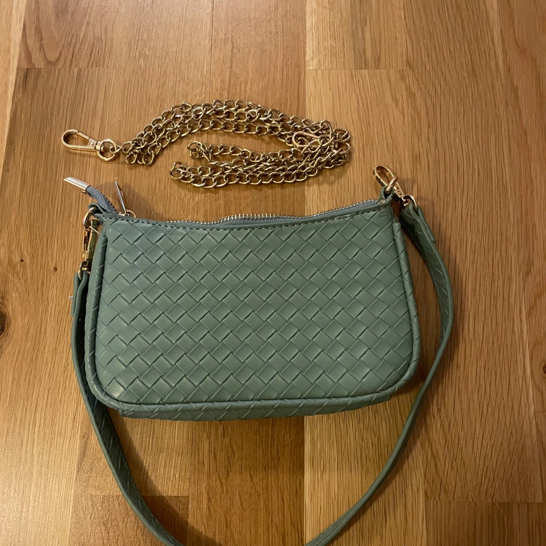 Grön flätad axelväska med kedja