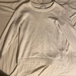 Vit stickad tröja  - Snygg vi stikad tröja från Vera Moda. I storlek S. Fint skick🙌