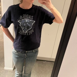 Mörkblå t-shirt från Zadig & Voltaire - Cool mörkblå t-shirt från Zadig & Voltaire med ett tryck av en panter och text på framsidan 🗣️❗️Skriv om du vill se fler bilder❗️ Storlek: 12år, XS men är lite stor i storleken Nypris: Ca 700kr 😊