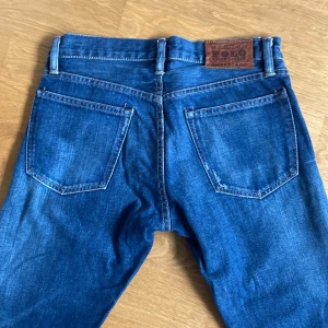 Unika polo jeans - Tja, säljer nu de här snygga och unika blåa jeansen ifrån polo rl. Storleken är 28/30 och i färgen washed blå med lite slitningar (se bilderna). Säljer vid det billiga priset av 299! Hör av er vid frågor!