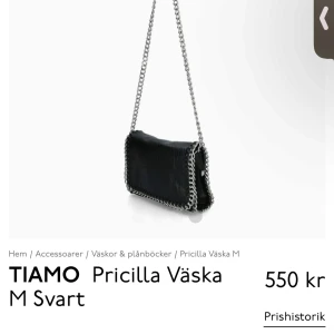 Svart axelväska från TIAMO - Snygg svart axelväska från TIAMO med kedjedetaljer. Perfekt för att ge din outfit en edgy touch. Väskan har en stilren design och är lätt att matcha med olika stilar. Kom privat för bild ❤️