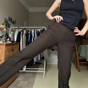 Bruna kostymbyxor från Benetton - Snygga bruna kostymbyxor med hög midja och rak passform. Från Benetton, knappt använda