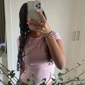 Rosa kortärmad topp - Säljer en söt rosa kortärmad topp. väldigt stretchig så passar xxs, xs och s🌸