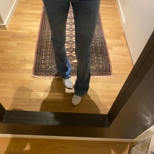Blå jeans med bootcut - Snygga blå jeans med bootcut-stil. Säljer då jag aldrig använt och har andra liknande, helt ny skick! 