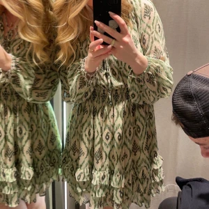 Söt klänning  - Supersöt grön klänning från Zara 💕 Storlek 36, använd fåtal gånger så i fint skick 💞