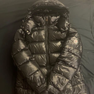 Moncler Maya - Säljer nu min moncler maya då jag inte använder den så mycket. Vet ej om den är äkta därför säljer jag den billigt har inget kvitto. Nfc scan och scannern i jackan funkar utmärkt. Man får med tags till jackan. Bra skick och priset är inte hugget i sten.