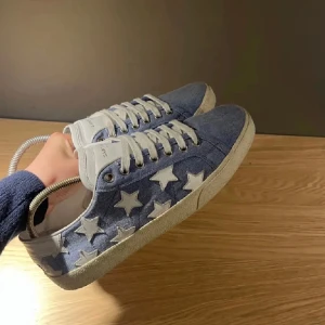 Ysl skor stjärnor - Tjenare säljer nu ett par blå ysl skor med stjärnor, pris kan diskuteras, skriv vid intresse. Nypris 5500kr mitt pris 2000kr. Knappt använda. 