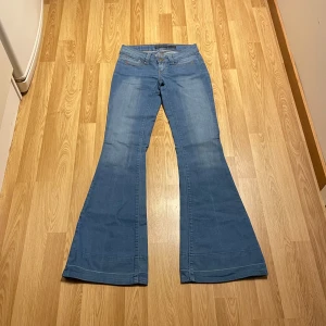 Lågmidjade bootcut jeans från ONLY - (13) Världens snyggaste Lågmidjade jeans från ONLY, med stretch i! Midjemått rakt över: 33cm, innerbenslängd: 82 cm🥰