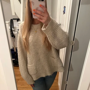 Stickad tröja med fickor - Stickad tröja med fickor. Super skön och varm!! Jag skulle säga att den är benvit🤍