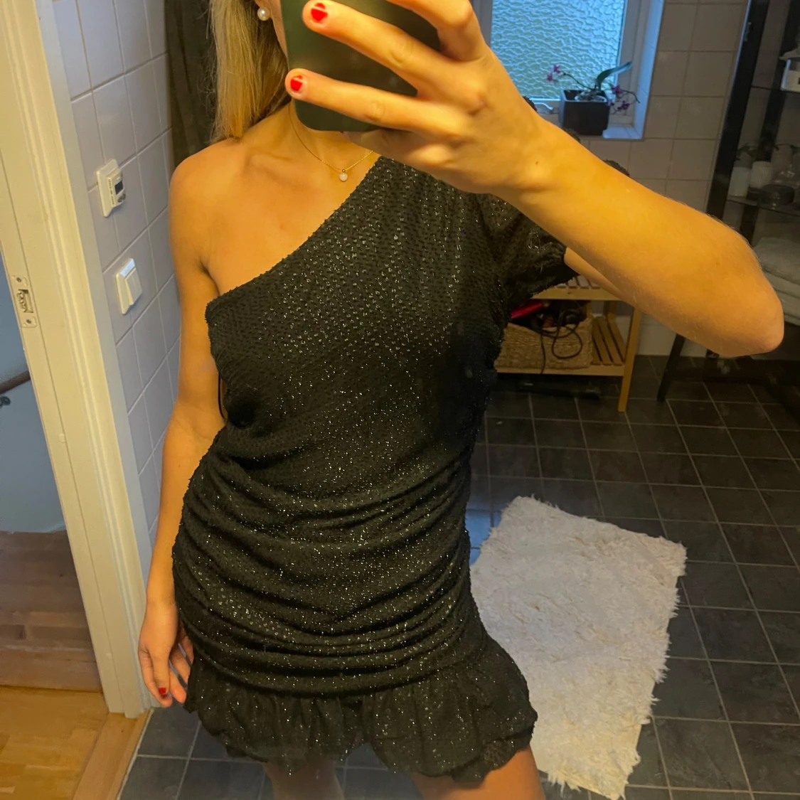 Svart glittrig klänning från Vero Moda