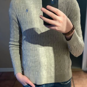 Beige kabelstickad tröja från Morris - Säljer en stilren beige kabelstickad tröja från Morris i 100% merinoull. Tröjan är s men sitter som xs. Tröjans armbågar är lite syda men man märker inte det, annars är skicket perfekt. Ordinarie pris : 1700 mitt pris : 499 kr. Priset kan diskuteras 