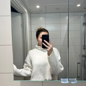 Vit stickad tröja  - Säljer en  vit stickad tröja från HM i storlek L (men skulle även säga att den passar M och S beroende på hur oversize man vill ha den)