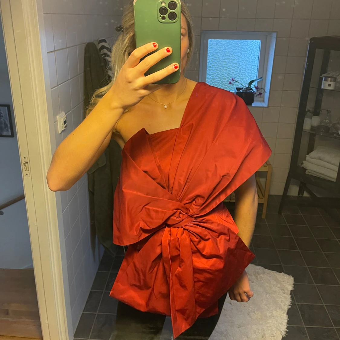 Röd oneshoulder topp med knyt