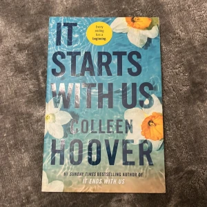 It Starts With Us - Säljer boken 'It Starts With Us' av Colleen Hoover. En fängslande berättelse som följer upp succén 'It Ends With Us'. Perfekt för dig som älskar romantik och drama. Boken har ett vackert omslag med blommor och en blå bakgrund. Boken är i jätte bra skick utan craks på bokens rygg. 