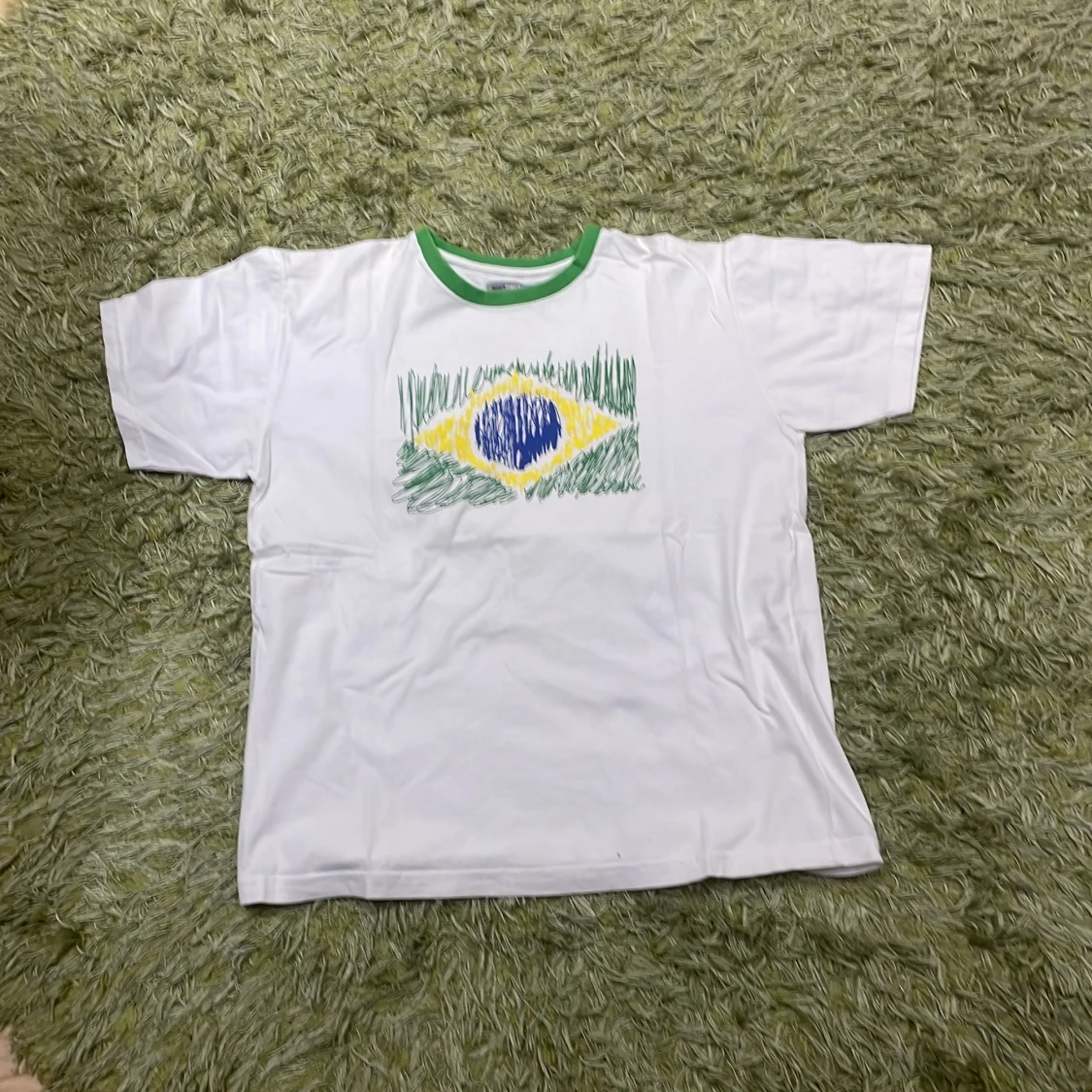 Vit t-shirt med brasilianskt motiv