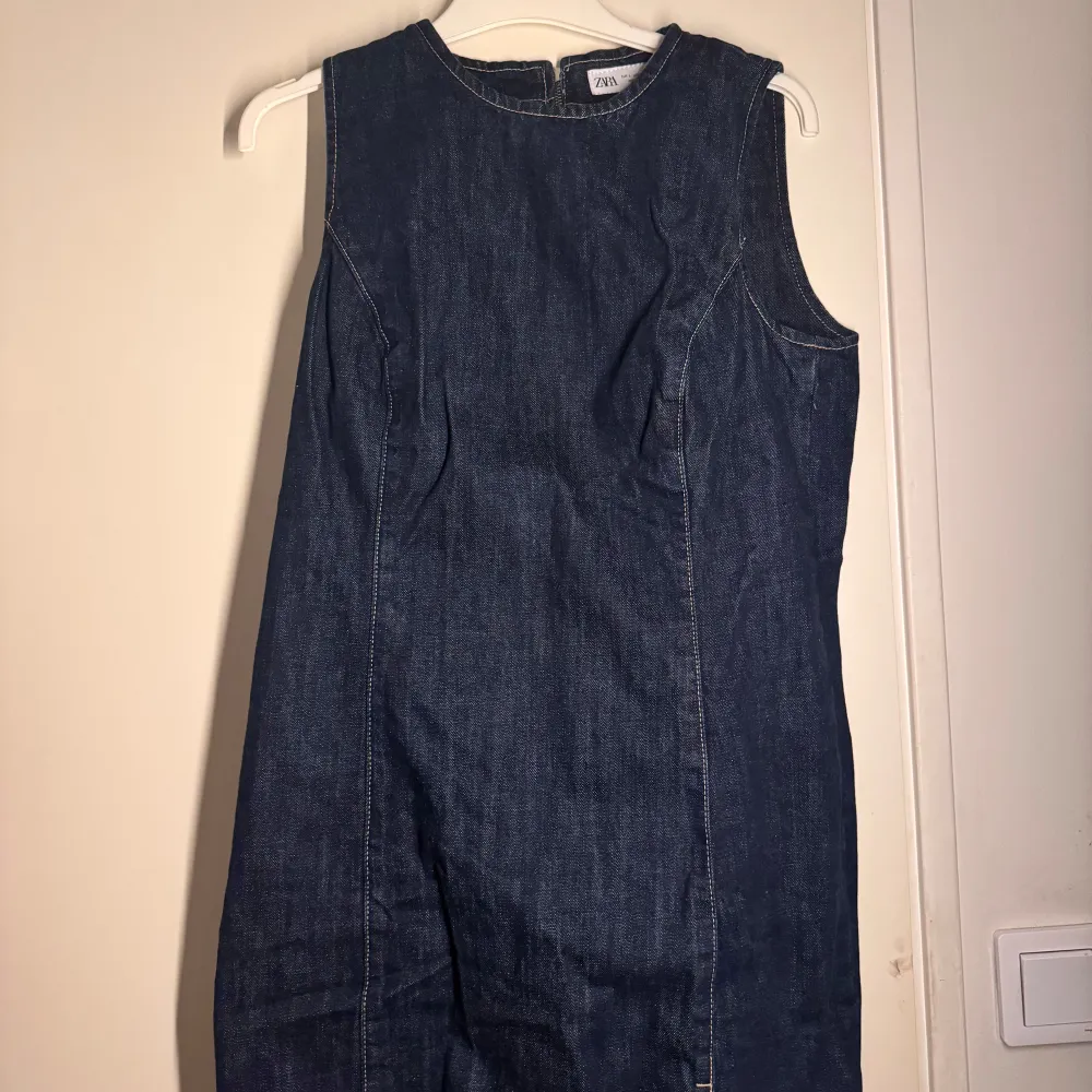 Snygg mörk jeansklänning från ZARA! Säljer pga fel storlek, men förövrigt mycket mycket fin. Figursydd passform, trots att det inte syns på min dåliga bild (ville bara bekräfta att jag har klänningen). Aldrig använd, så jättefint skick. Ord. pris och köpes för 399kr🫶🏻. Mekot.