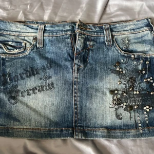 Cool jeans kjol  - Så cool jeans kjol. Dog saknas knappen vid gylfen men går säkert att lösa! Så unik. Står inte vilken storlek det är men passar som en S. Jag kan inte hitta några defekter förutom knappen