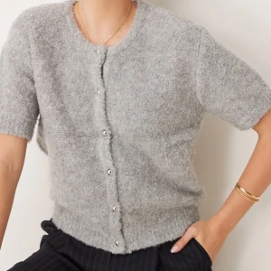 Grå kofta med pärlknappar - Säljer en grå jättefin kofta med korta ärmar och fina pärlknappar framtill. Använd endast en gång💗💗💗