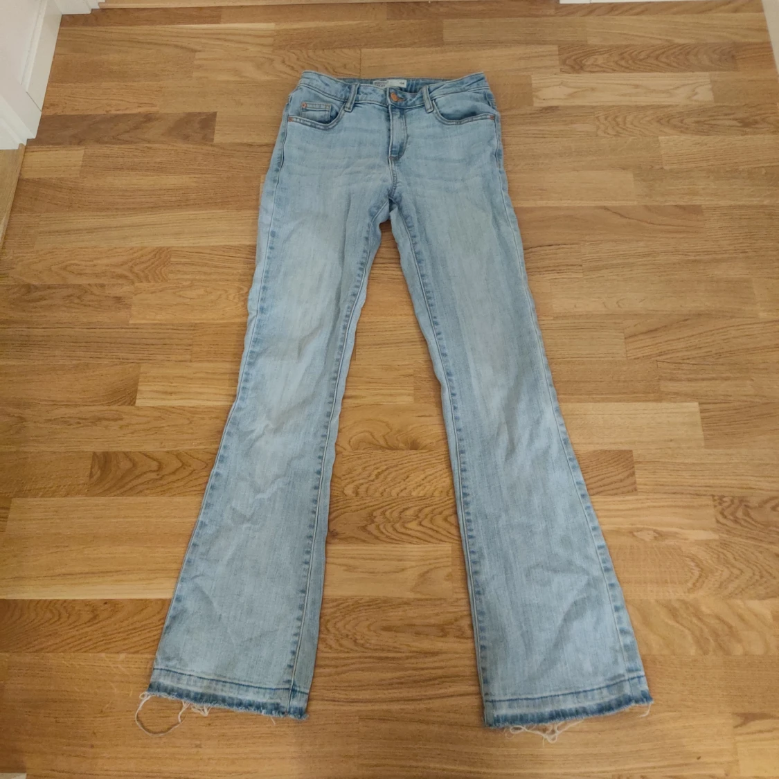 Ljusblå bootcut jeans
