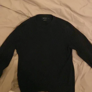 Tröja från Riley - Mörkblå merinoull crewneck köpt från Brothers i storlek S