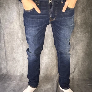 Nudie slim jeans grim tim - Mycket bra skick, grim tim, size 31/32. Person på bild 180 63 kg