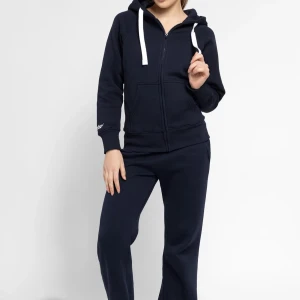 Russemerch hel sett - Snygg mörkblå hoodie med dragkedja och vita snören och bekväma byxor från Russemerch. Perfekt för en avslappnad stil. Tröjan har långa ärmar och en bekväm passform. Mycket bra pris då hela sättet orginal pris kostar 1248kr men jag säljer mitt för 750kr