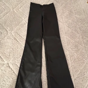 Svarta skin byxor HM - Stilrena svarta skin byxor från H&M. De har en bootcut-stil som passar både till vardags och finare tillfällen. 