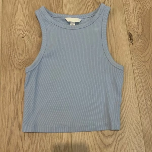 Blå topp - Blå ribbad topp som är jättefin till sommaren. Säljer då den har blivit för liten :)