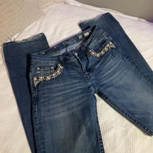Miss me jeans - Snygga blå jeans från Miss Me med pärlor på framsidan💕 De är i storlek 28 och är bootcut. Midjemått: 38cm Innebenslängd: 84cm. De är lite slitna längst ner som man kan se på första bilden men det är inget som märks av, annars är de i väldigt bra skick!💕 Skriv jätte gärna till mej om ni är intresserade eller har frågor!💕