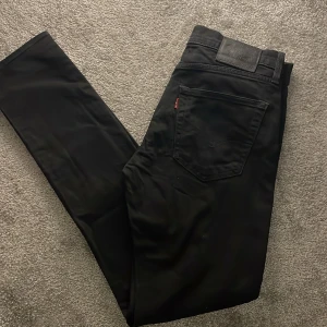Levi's Jeans  - Tja säljer ett par riktigt stiliga Levi's jeans i färgen svart . Skick, riktigt bra, Storlek W32 L34. Hör av er vid minsta lilla fråga eller fundering:)