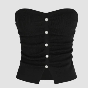 Svart ribbad tubtopp med pärlknappar - Snygg svart tubtopp i ribbat material med dekorativa pärlknappar framtill. Toppen är axelbandslös och har en liten slits nedtill för extra detalj. Köpt från cider för 156kr. Knappt använd, åker inte ner och sitter tajt, strl S men passar säkert xs med. Skriv för mer info, frågor eller förslag på pris ❤️