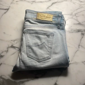Ljusblå jeans från Jacob Cohen - Hej! Jag säljer dessa riktigt feta Jacob cohen jeans i storlek w28! Nypris på dessa ligger på 4599! Jeansen har inga defekter! Hör av er om ni har några frågor!😊