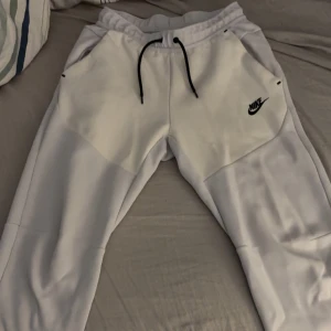 Vita Nike byxor  - Säljer mina Nike byxor då de har blivit för små! De är i väldigt bra skick och inga skador. Pris kan diskuteras vid en snabb affär:)