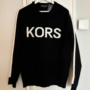 Helt ny Michael Kors tröja  - Helt ny långärmad tröja från Michael Kors köpt för ca 2-3 år sen och aldrig haft chansen att använda har sedan blivit bortglömd. Sitter bra på mig som är 182cm 85kg och har väldigt skönt material. Nypris 2300:-