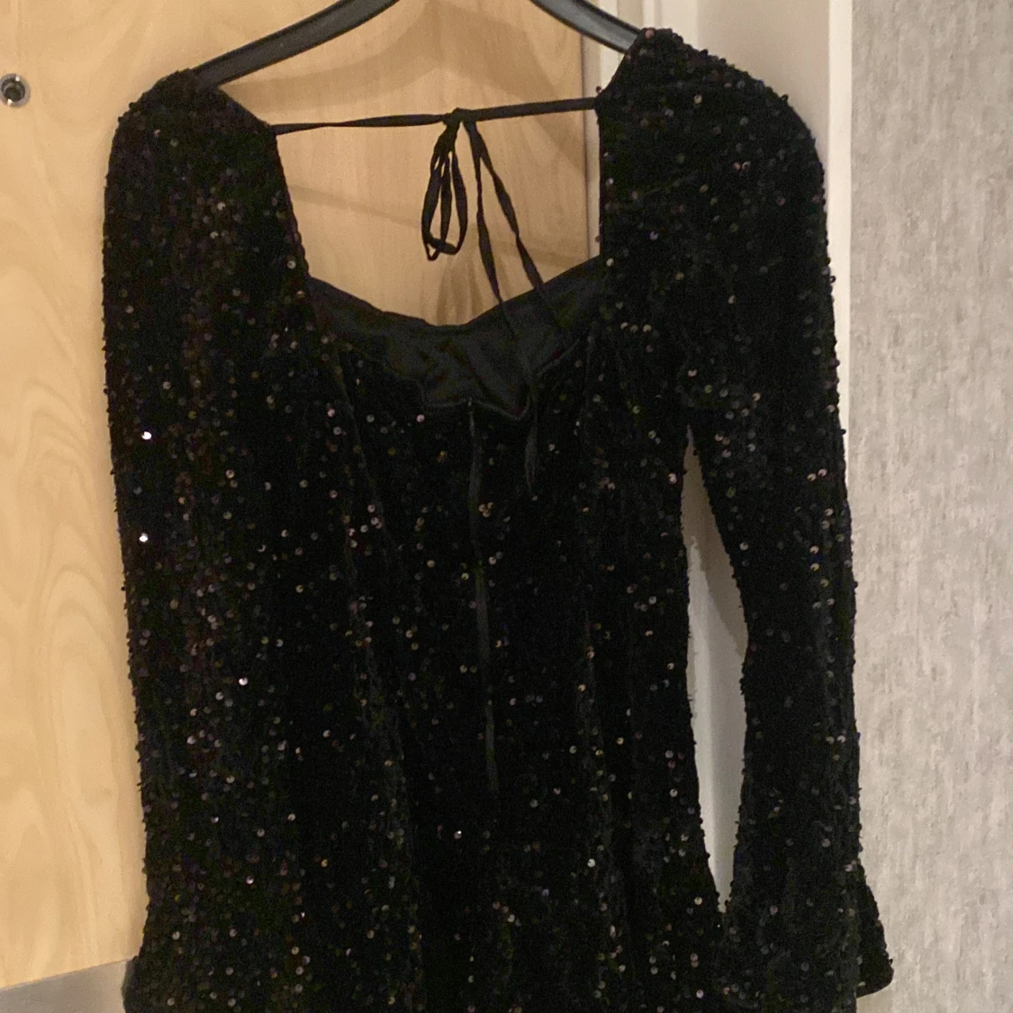 Svart glittrig klänning med paljetter - 1