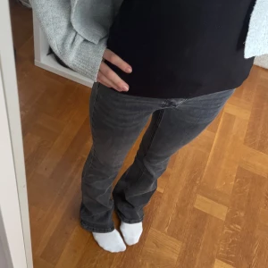 Grå bootcut jeans - Snygga grå bootcut jeans med bra passform!               📍Gina Tricot