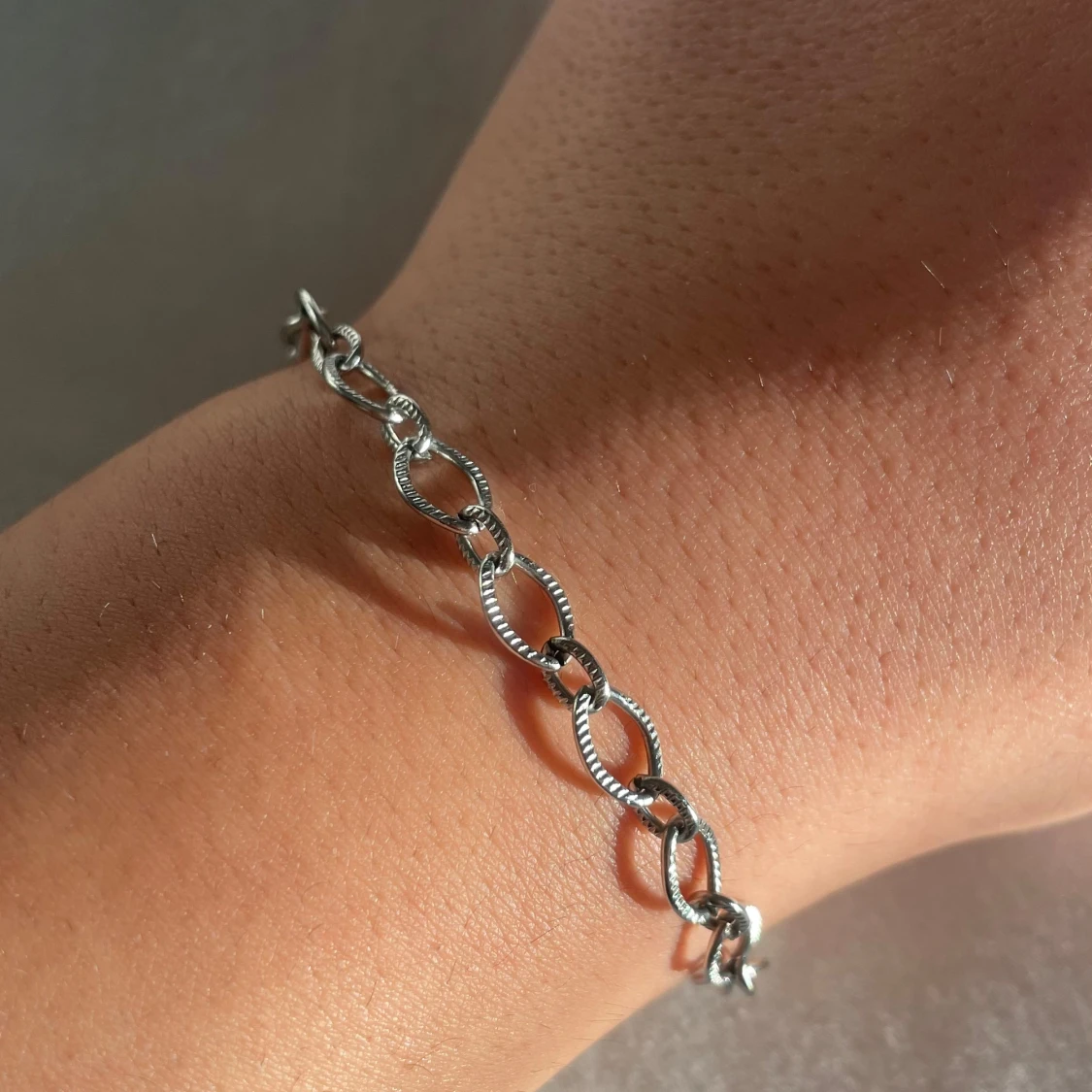 Silverfärgat armband med kedjedesign - 2