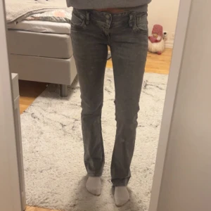 Lågmidjade grå jeans - Lågmidjade grå jeans från LTB i modellen jonquil. Storlek 29/34. Endast använd 2 ggr!