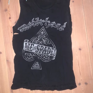 Metal tröja med avklippta armar - MÖTS UPP I STOCKHOLM/SÖDERMALM, FRAKTAR INTE 