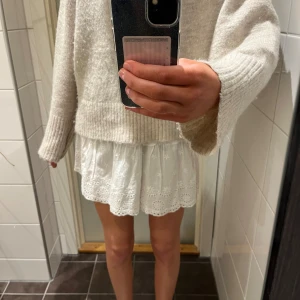 Sommar kjol  - Fin vit kjol i storlek XS i jättebra skick, vet tyvärr inte märke. Säljer för 60 kr💕