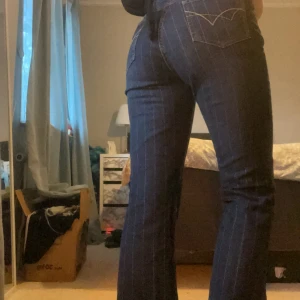 Mörkblå randiga jeans från Street One - Snygga mörkblå jeans från Street One med diskreta ränder. De har en klassisk femficksdesign och en bekväm passform. Perfekta för en stilren look.