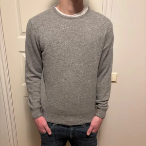 Kashmir tröja - Tja, säljer min gråa kashmir tröja från märket Lawrence Grey då den inte kommer till användning längre. Grymt skick utan några defekter, endast använd ett fåtal gånger. Nypris ligger på runt 2300kr, säljer för endast 849. Skriv vid minsta lilla fundering! Priset är ej hugget i stenen.