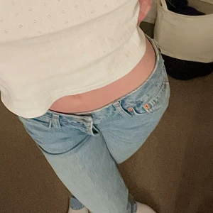 Low Waist jeans Straight  - Ett par low waist straight jeans från lager 157, säljer då de inte kommer till användning längre! Hyfsat använda då de var mina favvo men inga synliga tecken på användning🥰